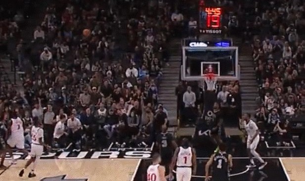 开云-彻底发飙！文班亚马遭祖巴茨撂倒：裁判对我不公