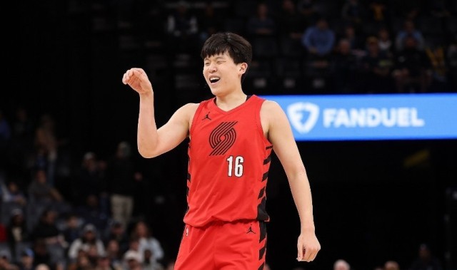 kaiyun-杨瀚森3中1仅2+1+1：末节被弃用躺赢 仍是边缘轮换球员